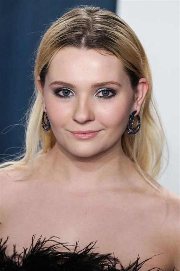 Abigail Breslin Biography - Facts, Childhood, Family Life & Achievements