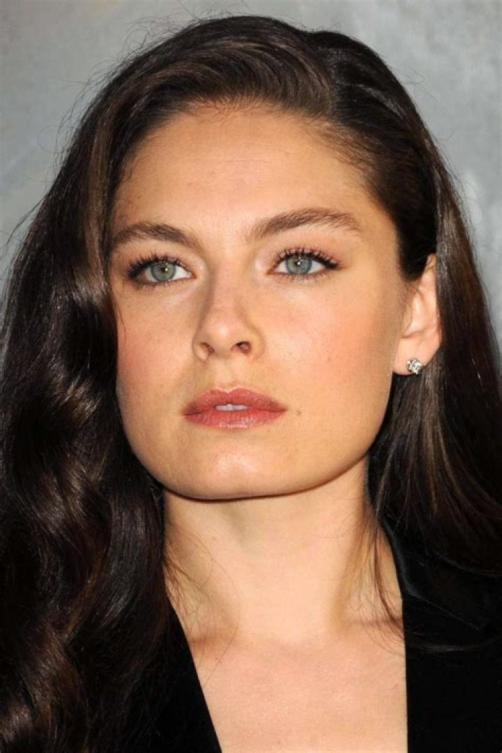 Alexa Davalos Biography - Facts, Childhood, Family Life & Achievements