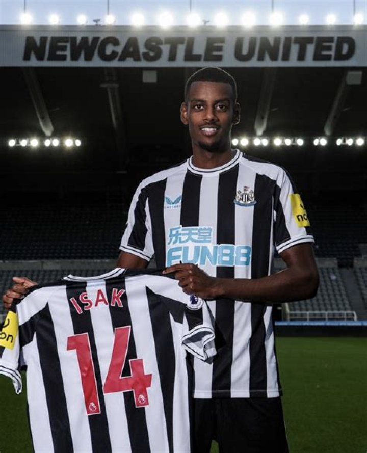Alexander Isak salary per week at Newcastle United