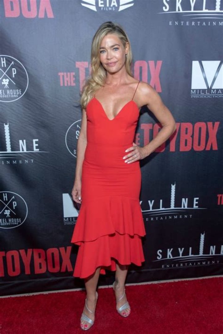 20 Amazing Bodies of Female Christmas Movie Stars