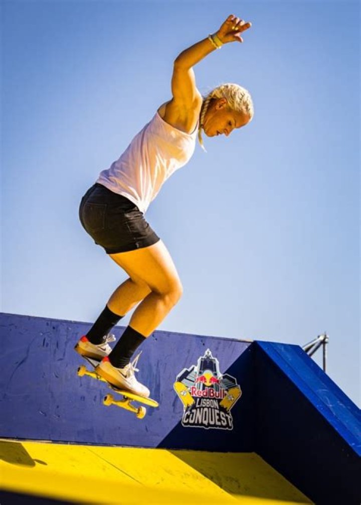 18 Amazing Bodies of Female Skateboarders