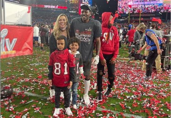 Who is Antonio Brown dating?