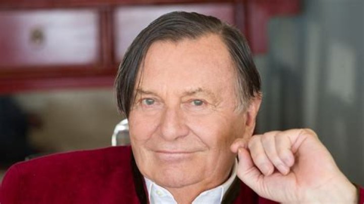 Barry Humphries career earnings and networth