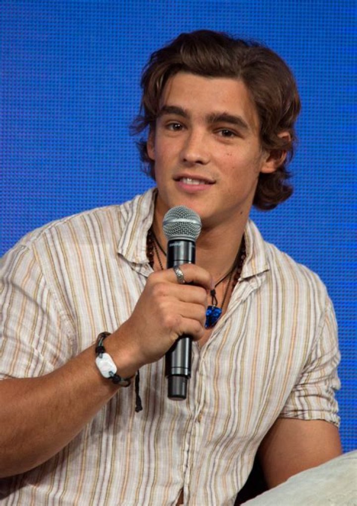 Brenton Thwaites Biography - Facts, Childhood, Family Life & Achievements