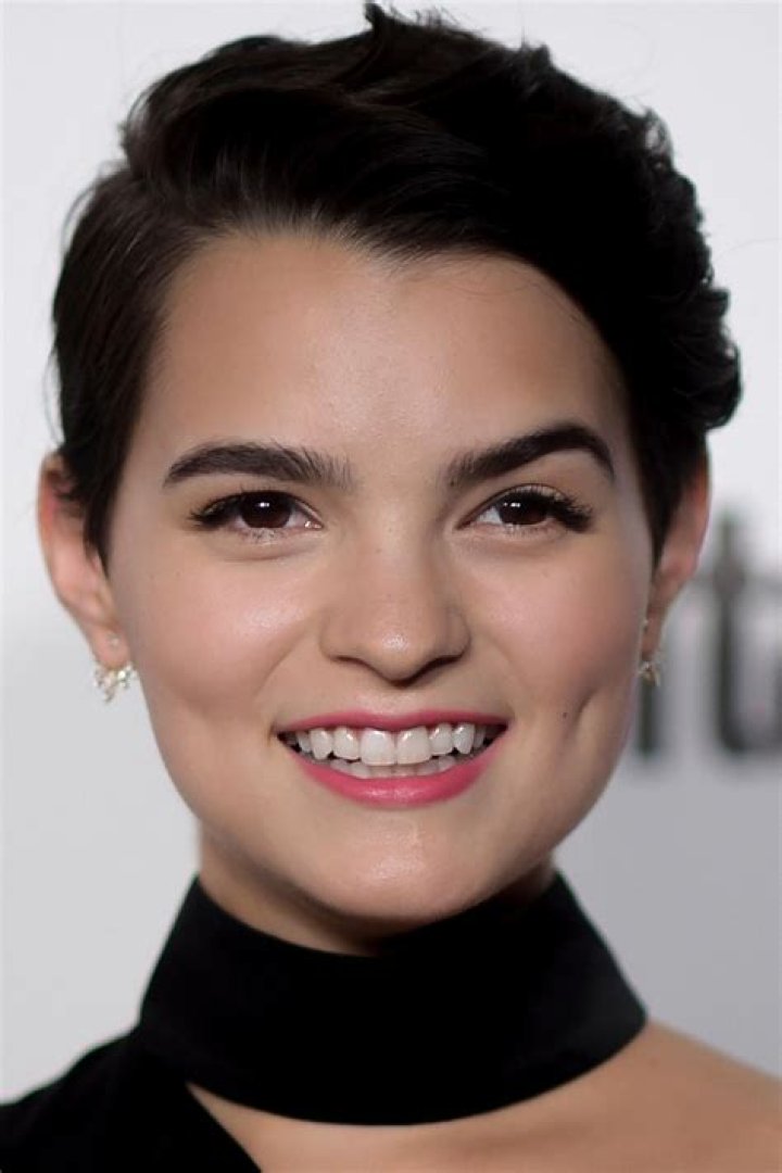 Brianna Hildebrand Wiki, Girlfriend, Age, Height & Parents
