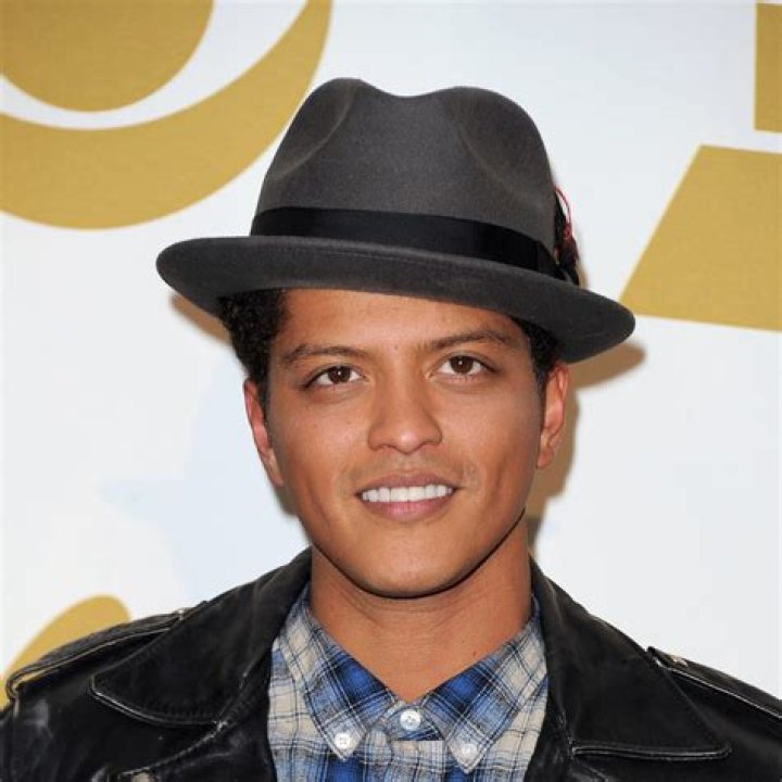 Bruno Mars Biography - Facts, Childhood, Family Life & Achievements