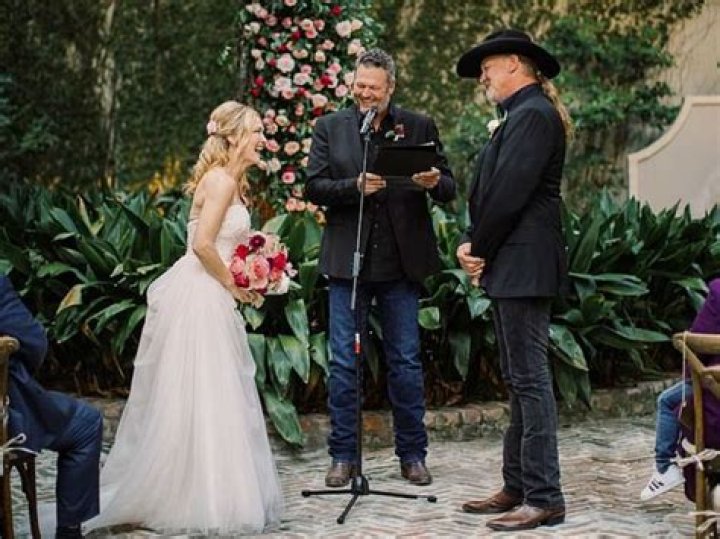 Country Singer Trace Adkins And Victoria Pratt Are Married – Blake Shelton Officiates Wedding