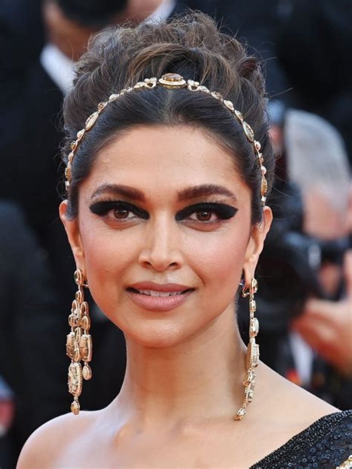 Deepika Padukone Biography - Facts, Childhood, Family Life & Achievements