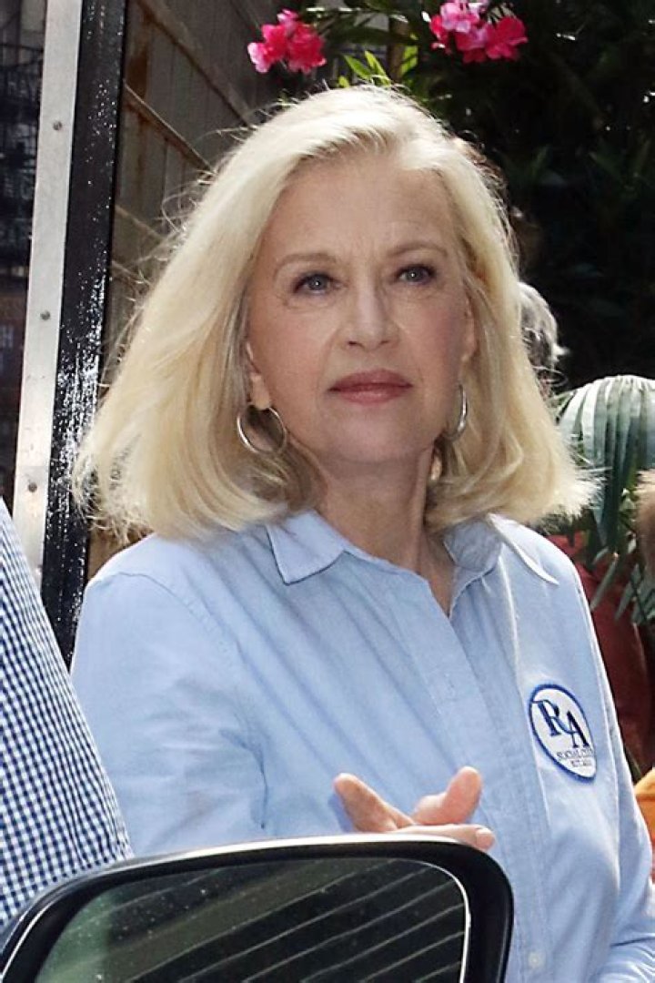 Diane Sawyer Biography - Facts, Childhood, Family Life & Achievements