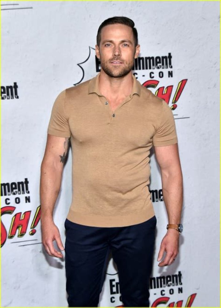 Dylan Bruce Biography - Facts, Childhood, Family of Canadian Actor