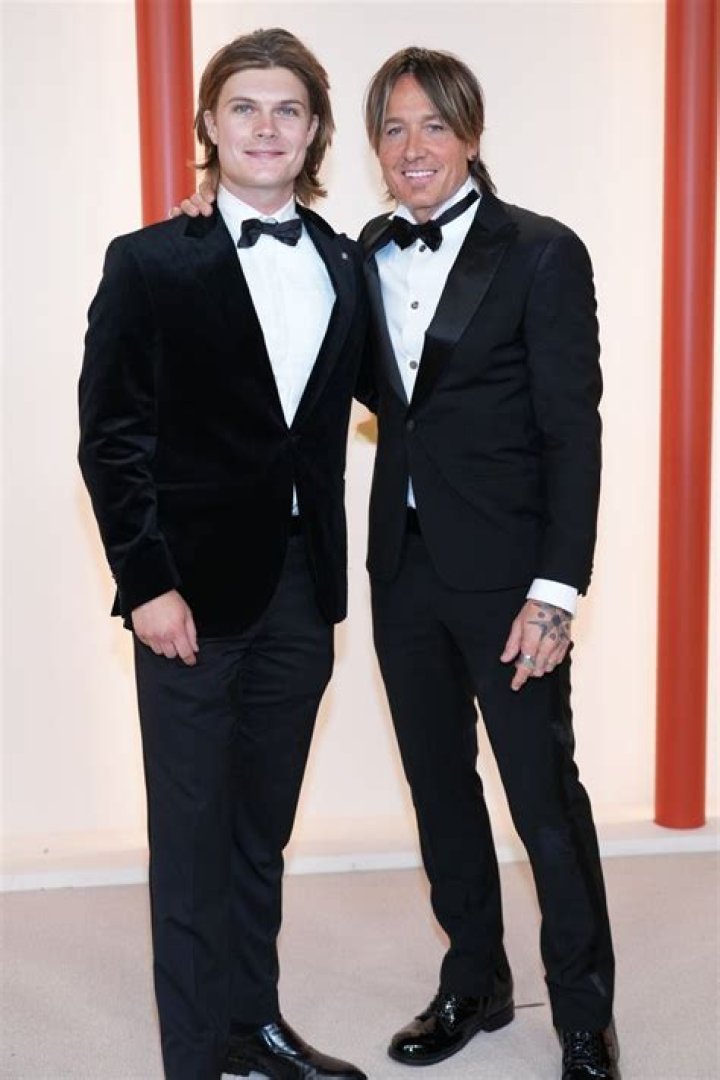 Eddie Izzard Height Weight Shoe Size Measurements Family Facts