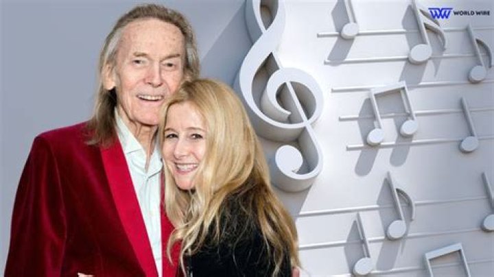 Elvira Pitzner (Singer) Wiki, Bio, Age, Height, Weight, Boyfriend, Dating, Net Worth, Career, Facts