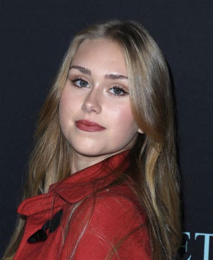 Emily Skinner Biography - Facts, Childhood, Family Life & Achievements