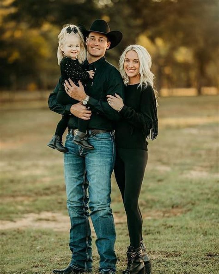 Erin Bradshaw Wikipedia, Biography, Feet, Age, Husband, Parents, Family, Instagram