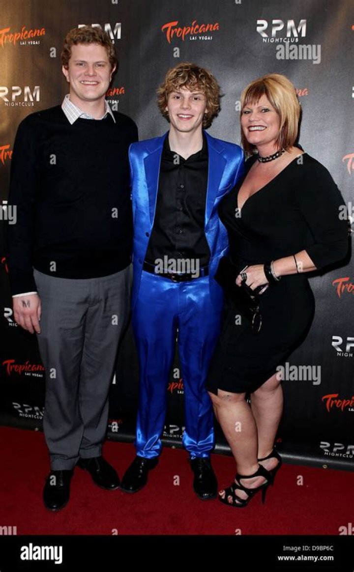 Evan Peters family, wife, children, parents, siblings