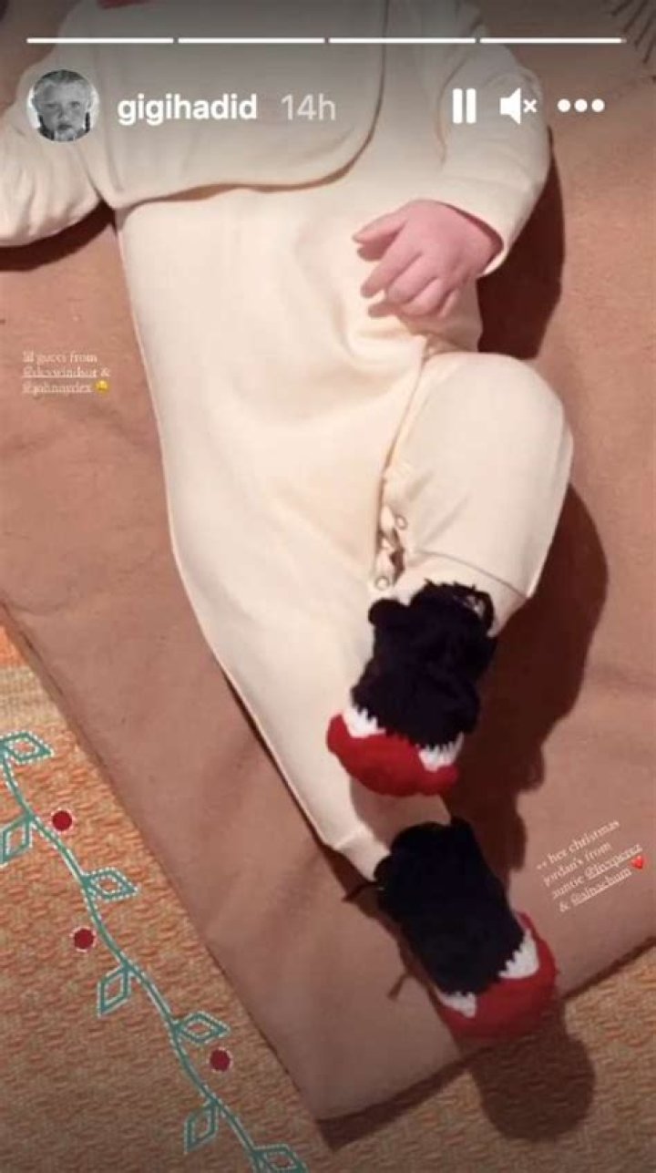 Gigi Hadid Posts Adorable Pic Of Zayn Malik Holding Their Daughter On Christmas!