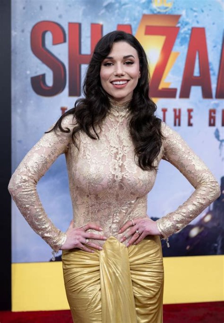 Grace Caroline Currey Wiki, Age, Boyfriend, Fiancé, Height, Family & More