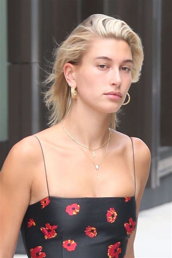 Hailey Baldwin Biography - Facts, Childhood, Family Life & Achievements