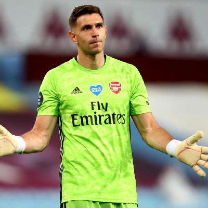 
How Much Does Emiliano Martínez Earn A Year? 