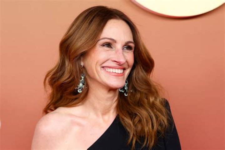 
How Much Money Does Julia Roberts Make? Latest Income Salary
