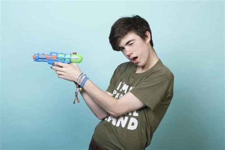 Is Declan McKenna gay? Is Declan McKenna Lgbtq?