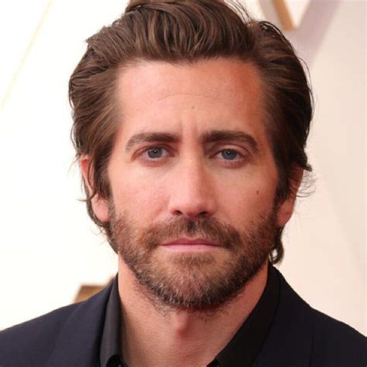 Jake Gyllenhaal’s New Thriller Is Now Streaming On Netflix