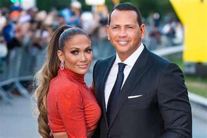Jennifer Lopez And Fiance Alex Rodriguez Pose For Adorable Pics With Their Kids For Labor Day Celebration!