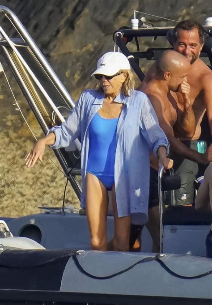 Jennifer Lopez Looks Stunning In Blue Bathing Suit And No Makeup At The Beach!