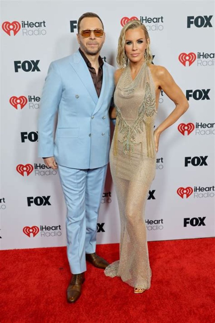 Jenny McCarthy Is Proud Of Her ‘Amazing’ Husband Donnie Wahlberg’s $2020 Tip To IHOP Waitress – Calls It The ‘2020 Tip Challenge’