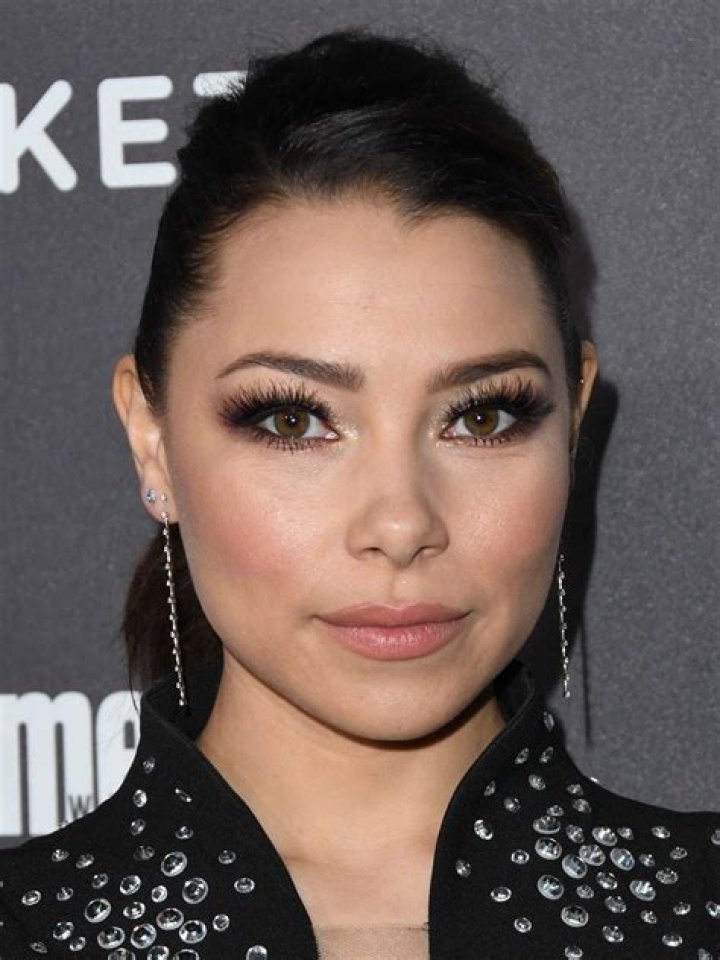 Jessica Parker Kennedy Biography - Facts, Childhood, Family Life & Achievements