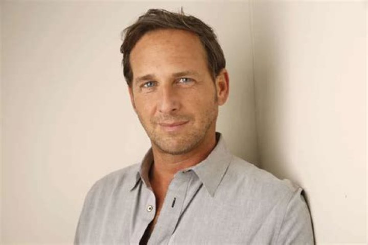 Josh Lucas’ Ex-Wife Says He Cheated On Her On Twitter