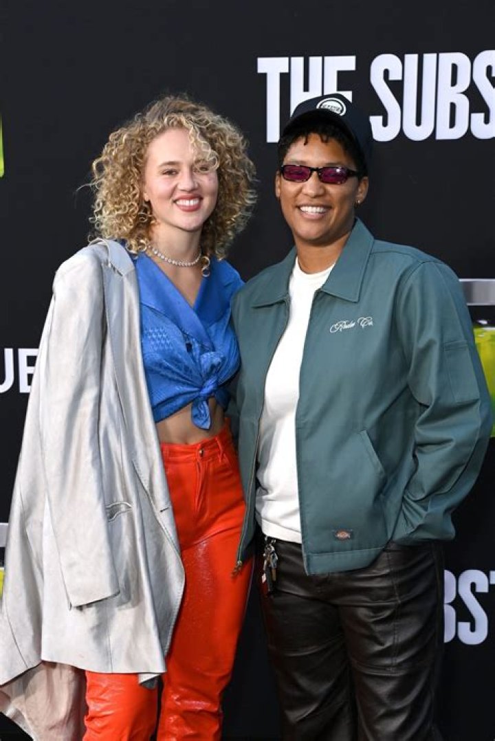 Jules Latimer Wiki, Boyfriend, Age, Height & Toni Plimpton