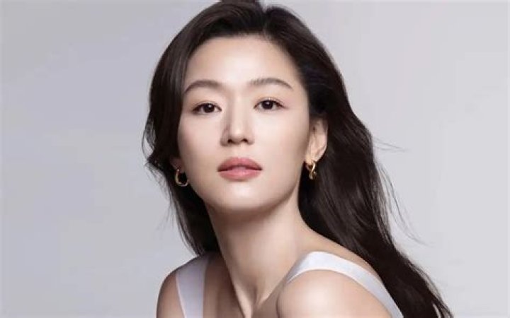 Jun Ji-hyun Biography - Facts, Childhood, Family & Achievements of South Korean Actress