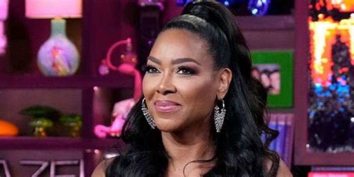 Kenya Moore Shows Off her Hourglass Figure In A New Video