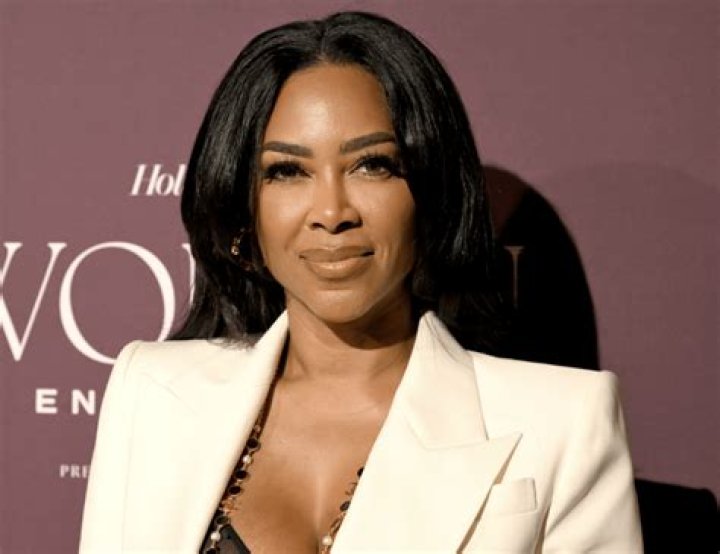 Kenya Moore Tells Fans That Sky’s The Limit – See Her Gorgeous Photo