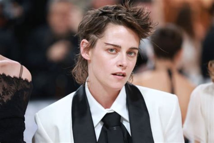Kristen Stewart Biography - Facts, Childhood, Family Life & Achievements