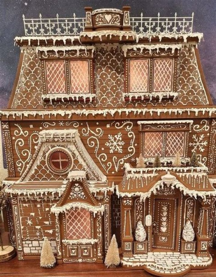 KUWK: Kris Jenner Leaves Scott Disick’s Name Off Family Gingerbread House – Why Did She Snub Him?