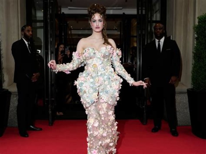 KUWK: Kylie Jenner Gets Backlash For Photoshopping Met Gala Picture