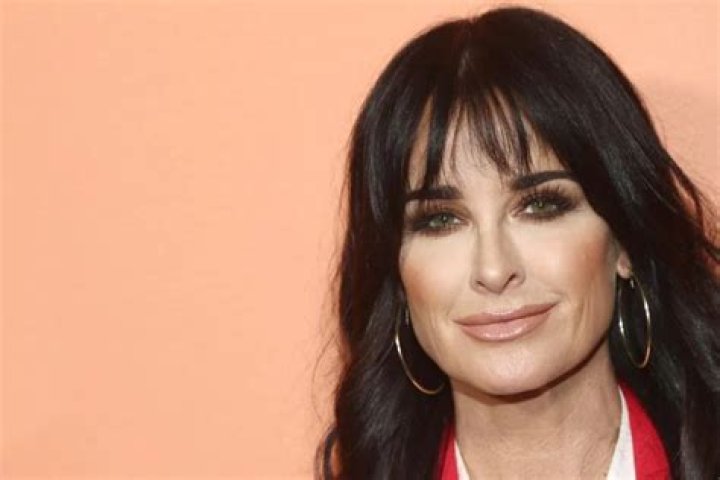 Kyle Richards Poses In This Tiny Swimsuit To Make Drake ‘Thirsty’ – Pic!