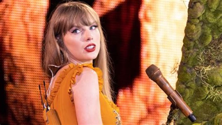 Legions of Taylor Swift fans shut down a New Jersey road after the pop icon is spotted in a local bar