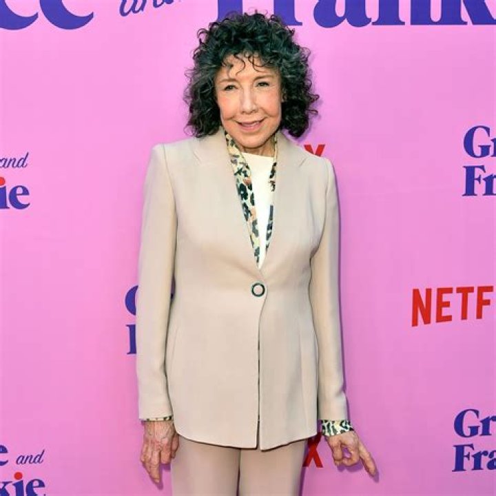 Lily Tomlin Biography - Childhood, Life Achievements & Timeline