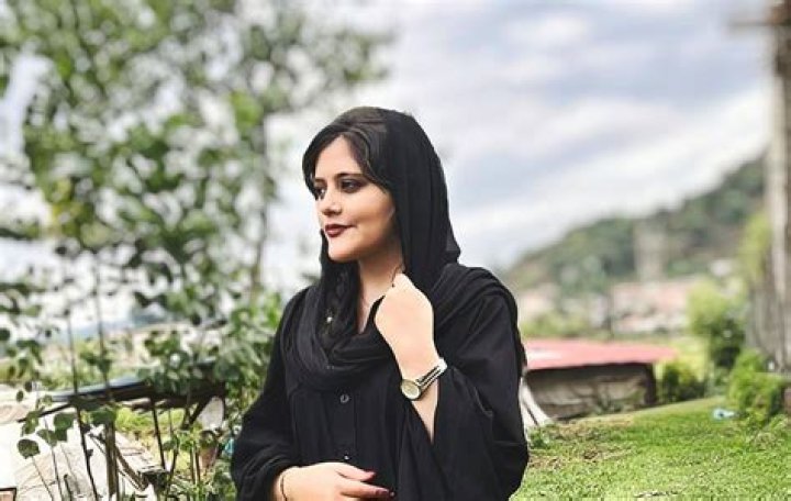 Mahsa Amini Wiki, Funeral, Age, Father, Mother, Death & More