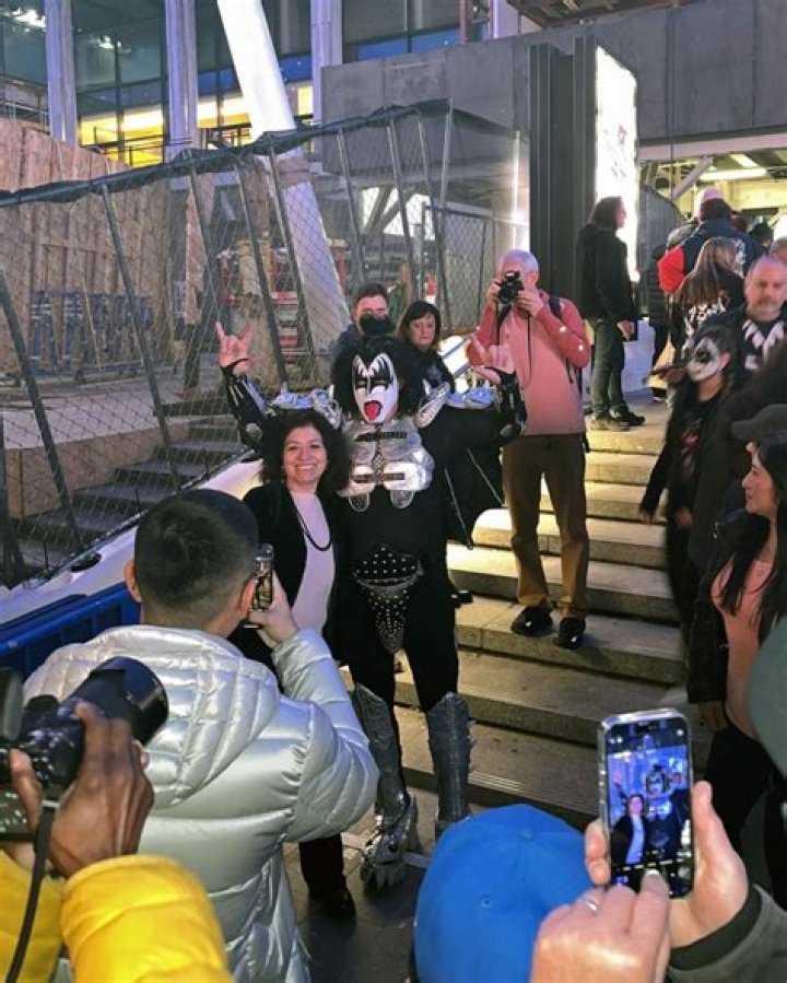 
Moments Fans Rushed To Kiss Wizkid’s Hand When He Hit The Street 