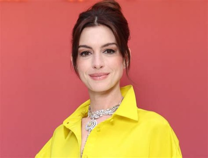Anne Hathaway in Bathing Suit Has “Mood Swing” — Celebwell