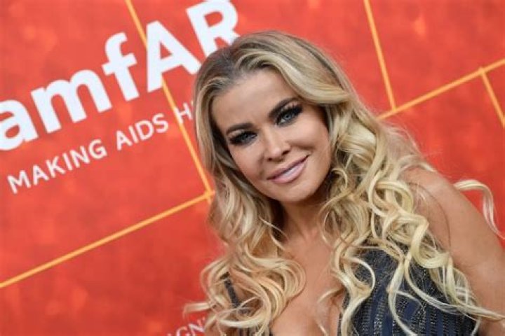 Carmen Electra in Bathing Suit Stuns in 