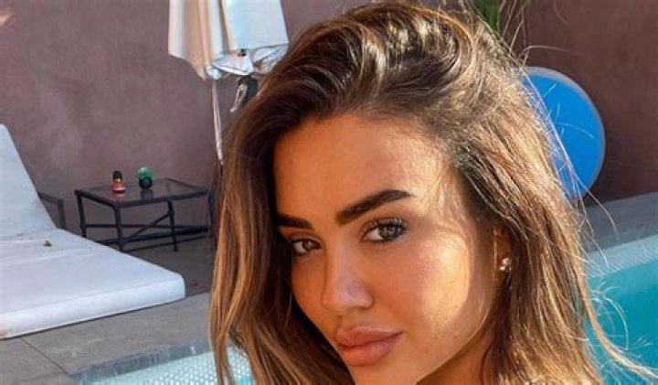 Frankie Sims in Bathing Suit Shares 