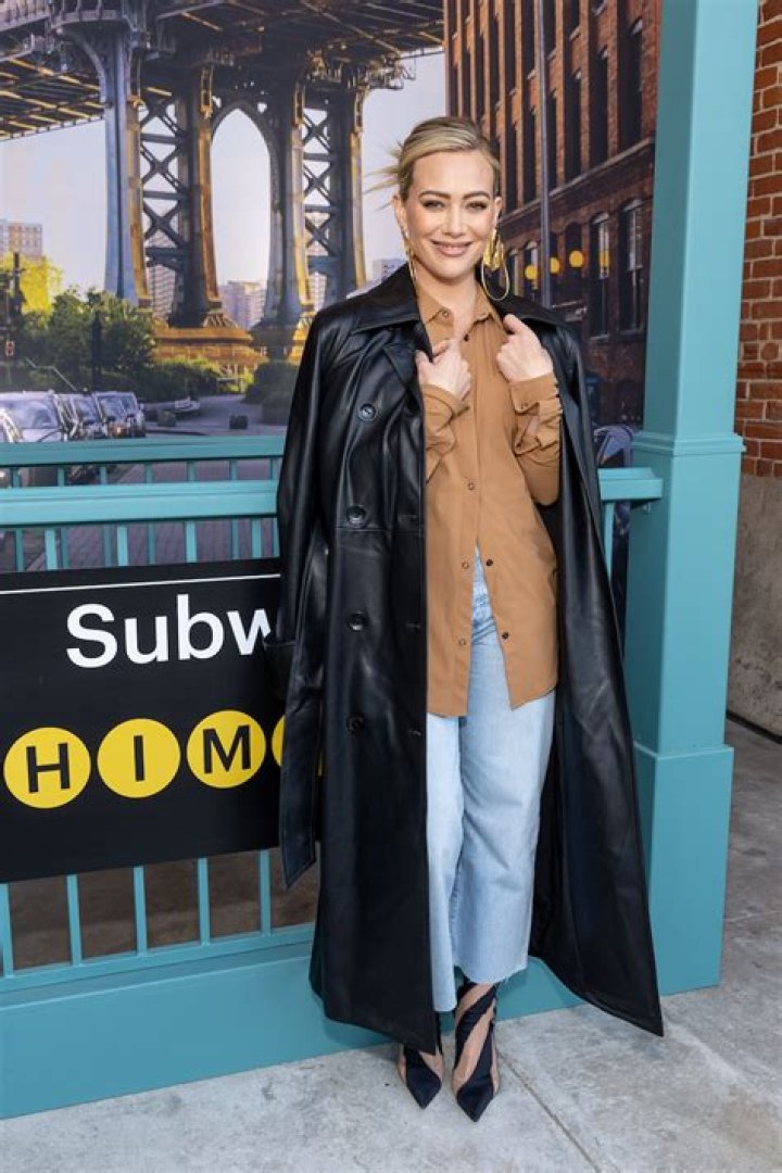 Hilary Duff in Bathing Suit Says Hi From the Beach — Celebwell