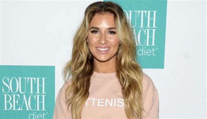 Jessie James Decker in Bathing Suit Says “Run Baby” — Celebwell