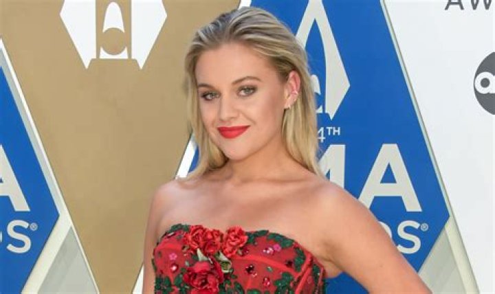 Kelsea Ballerini in Bathing Suit Says “Sunshine Please Stay” — Celebwell