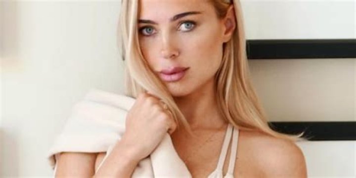 Kimberley Garner Shares Swimsuit Photo, 
